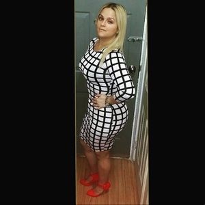 Really stretchy dress. Fits like a glove.